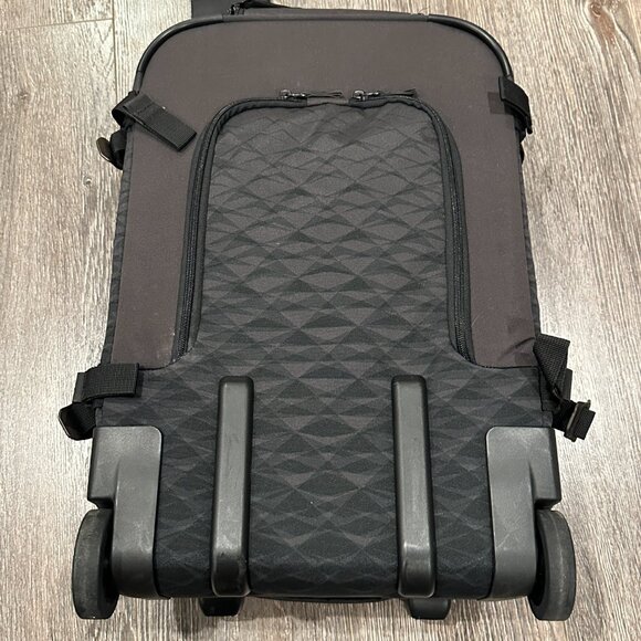 Victorinox Rolling Suitcase – Hard to Find – Retails $500 - Picture 5 of 9